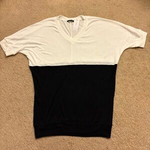 Ingni Classic White and black V-Neck Top